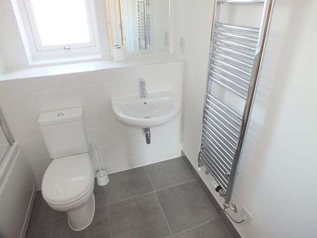  Image of 3 bedroom Detached house to rent in Oakley Road Southampton SO16 at Shirley  Southampton, SO16 4LG