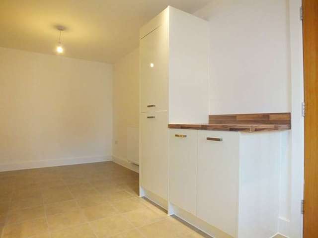  Image of 3 bedroom Detached house to rent in Oakley Road Southampton SO16 at Shirley  Southampton, SO16 4LG