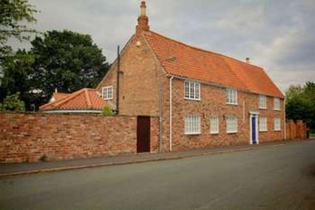  Image of 4 bedroom Cottage for sale in Silver Street Barrow-upon-Humber DN19 at Silver Street  Barrow-Upon-Humber, DN19 7DN