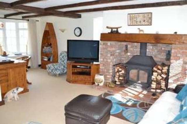  Image of 4 bedroom Cottage for sale in Silver Street Barrow-upon-Humber DN19 at Silver Street  Barrow-Upon-Humber, DN19 7DN
