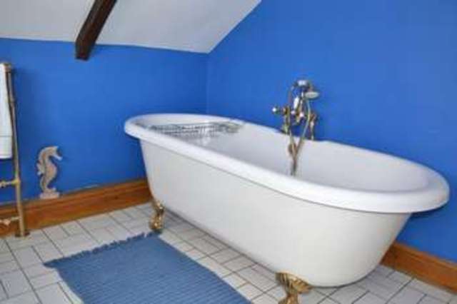  Image of 4 bedroom Cottage for sale in Silver Street Barrow-upon-Humber DN19 at Silver Street  Barrow-Upon-Humber, DN19 7DN