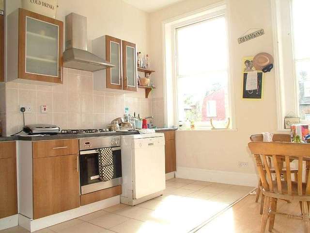  Image of 4 bedroom Flat to rent in Sisters Avenue London SW11 at Battersea, SW11 5SG