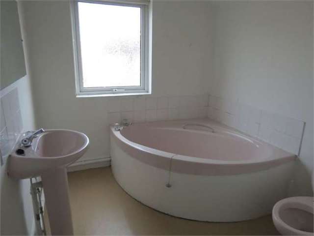  Image of 3 bedroom Terraced house for sale in Sleaford Road Newark NG24 at Sleaford Road Newark Newark, NG24 1NF