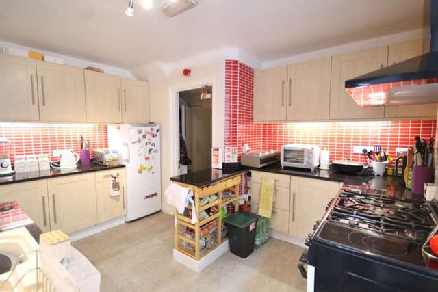  Image of 8 bedroom Detached house for sale in South Terrace Littlehampton BN17 at South Terrace  Littlehampton, BN17 5LJ