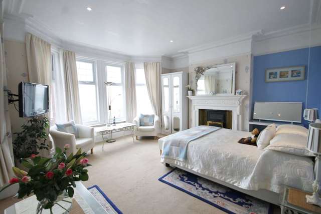  Image of 8 bedroom Detached house for sale in South Terrace Littlehampton BN17 at South Terrace  Littlehampton, BN17 5LJ
