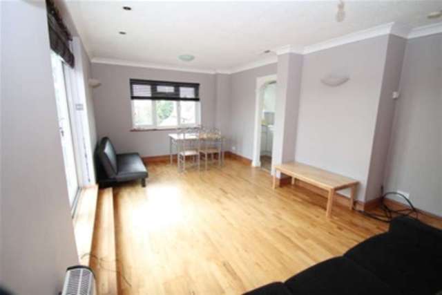  Image of 2 bedroom Flat to rent in Stanley Road Sutton SM2 at Sutton, SM2 6RX