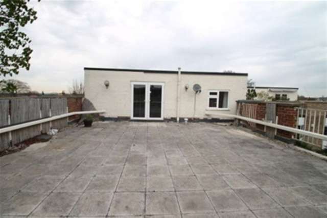  Image of 2 bedroom Flat to rent in Stanley Road Sutton SM2 at Sutton, SM2 6RX