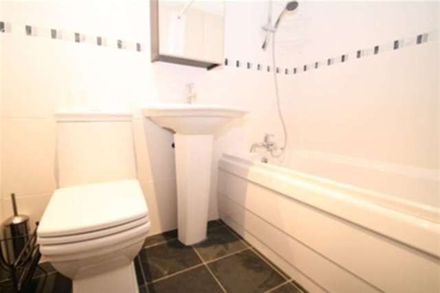  Image of 2 bedroom Flat to rent in Stanley Road Sutton SM2 at Sutton, SM2 6RX