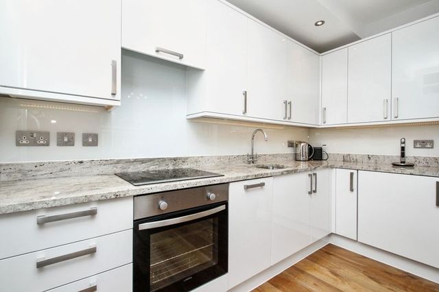  Image of 3 bedroom Flat to rent in Sutherland Avenue London W9 at Sutherland Avenue Maida Vale Maida Vale, W9 2HQ