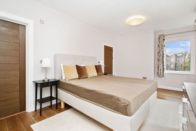  Image of 3 bedroom Flat to rent in Sutherland Avenue London W9 at Sutherland Avenue Maida Vale Maida Vale, W9 2HQ
