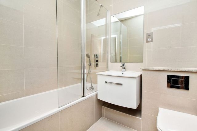  Image of 3 bedroom Flat to rent in Sutherland Avenue London W9 at Sutherland Avenue Maida Vale Maida Vale, W9 2HQ