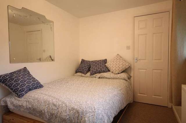  Image of 1 bedroom Property to rent in The Grove Edgware HA8 at The Grove  Edgware, HA8 9QA