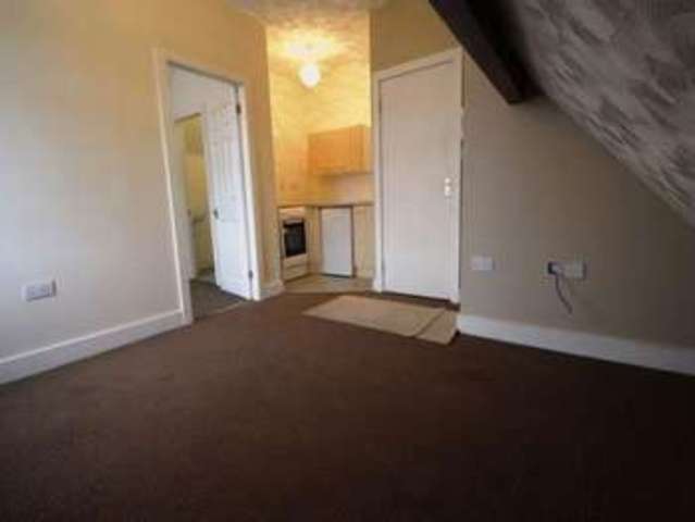  Image of 1 bedroom Flat to rent in Huddersfield Road Elland HX5 at Huddersfield Road  Elland, HX5 0EE