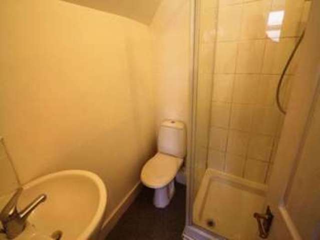  Image of 1 bedroom Flat to rent in Huddersfield Road Elland HX5 at Huddersfield Road  Elland, HX5 0EE