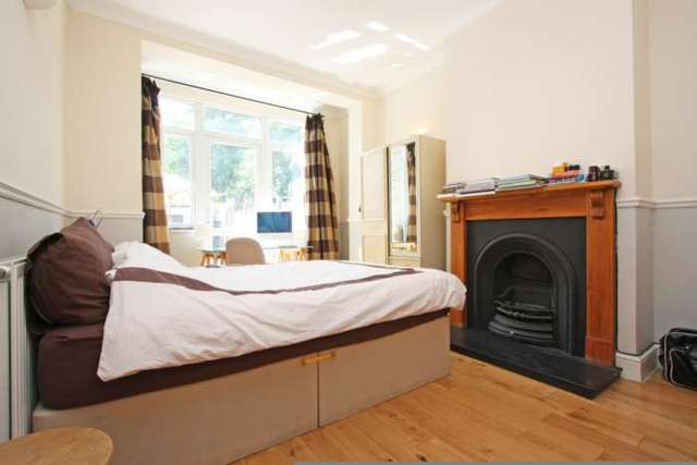  Image of 4 bedroom Detached house to rent in Topsham Road London SW17 at Topsham Road Tooting Bec London, SW17 8SH