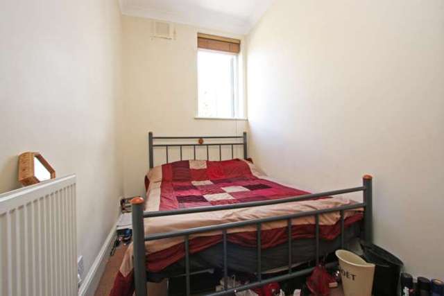  Image of 4 bedroom Detached house to rent in Topsham Road London SW17 at Topsham Road Tooting Bec London, SW17 8SH