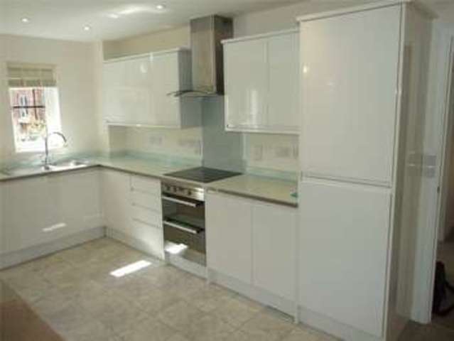  Image of 2 bedroom Apartment to rent in Crown Place Reading RG1 at 6 Crown Place Reading Reading, RG1 5AE
