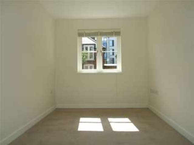  Image of 2 bedroom Apartment to rent in Crown Place Reading RG1 at 6 Crown Place Reading Reading, RG1 5AE
