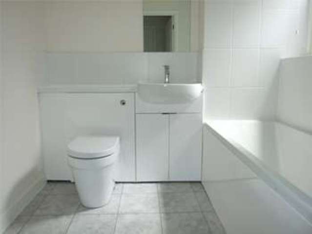  Image of 2 bedroom Apartment to rent in Crown Place Reading RG1 at 6 Crown Place Reading Reading, RG1 5AE