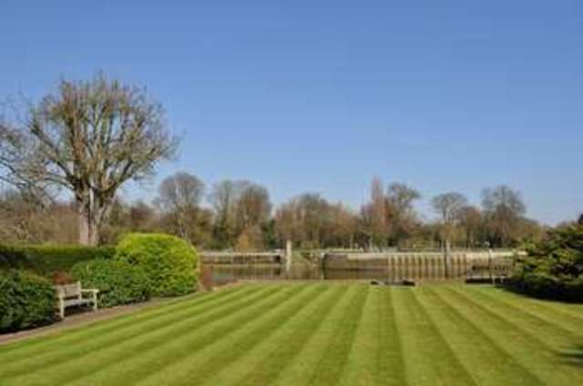  Image of 1 bedroom Flat for sale in Twickenham Road Teddington TW11 at Twickenham Road  Teddington, TW11 8AX