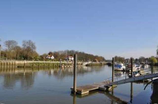  Image of 1 bedroom Flat for sale in Twickenham Road Teddington TW11 at Twickenham Road  Teddington, TW11 8AX
