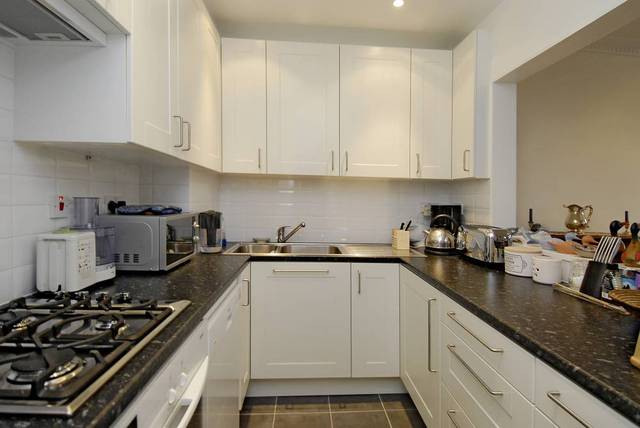  Image of 3 bedroom Flat to rent in Vicarage Gate London W8 at Vicarage Gate  London, W8 4AG