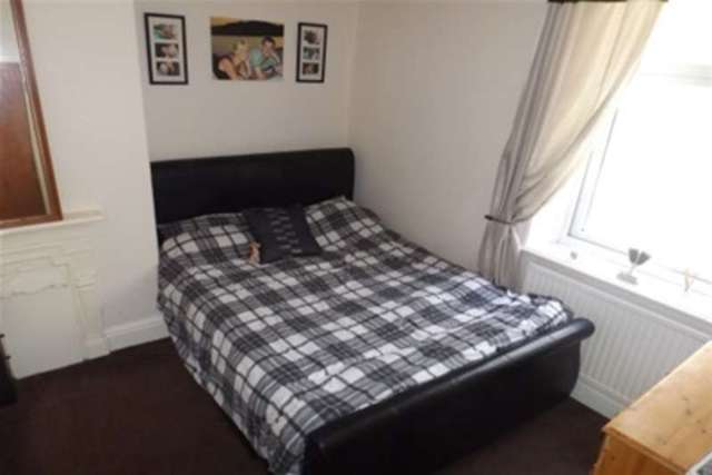  Image of 2 bedroom Terraced house to rent in Victoria Road Lockwood Huddersfield HD1 at Huddersfield, HD1 3RB
