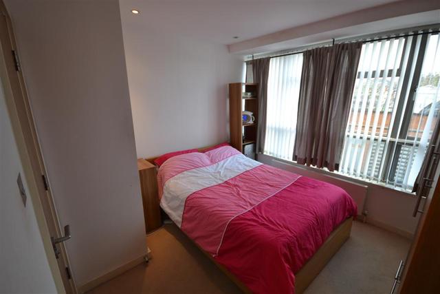  Image of 2 bedroom Property to rent in The Broadway London N8 at 27 The Broadway  Crouch End, N8 8DR
