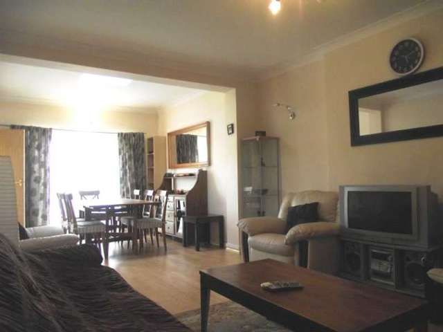  Image of 4 bedroom Semi-Detached house to rent in Vyner Road London W3 at Vyner Road  Acton, W3 7LZ