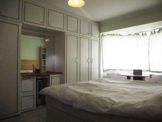  Image of 4 bedroom Semi-Detached house to rent in Vyner Road London W3 at Vyner Road  Acton, W3 7LZ
