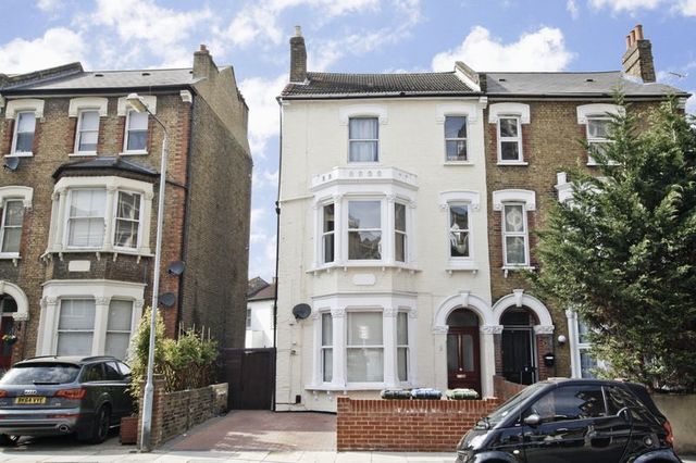  Image of 2 bedroom Flat to rent in Wellington Gardens London SE7 at Wellington Gardens  Charlton, SE7 7PH