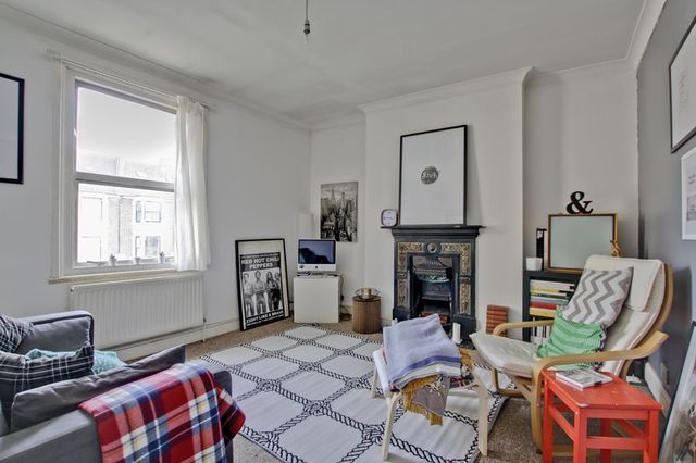  Image of 2 bedroom Flat to rent in Wellington Gardens London SE7 at Wellington Gardens  Charlton, SE7 7PH