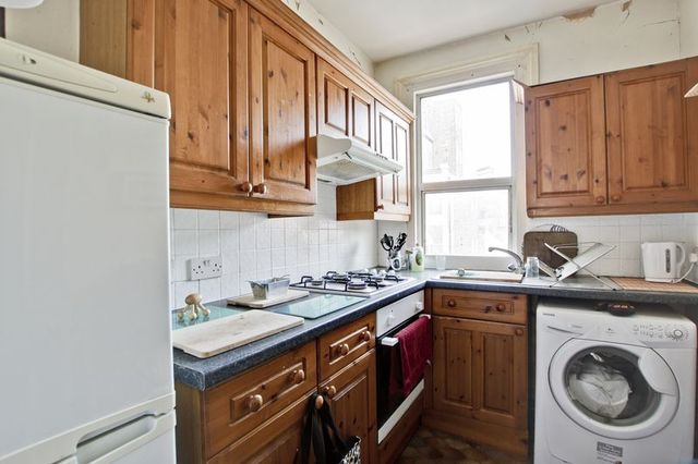  Image of 2 bedroom Flat to rent in Wellington Gardens London SE7 at Wellington Gardens  Charlton, SE7 7PH