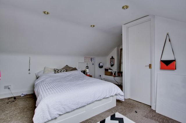 Image of 2 bedroom Flat to rent in Wellington Gardens London SE7 at Wellington Gardens  Charlton, SE7 7PH