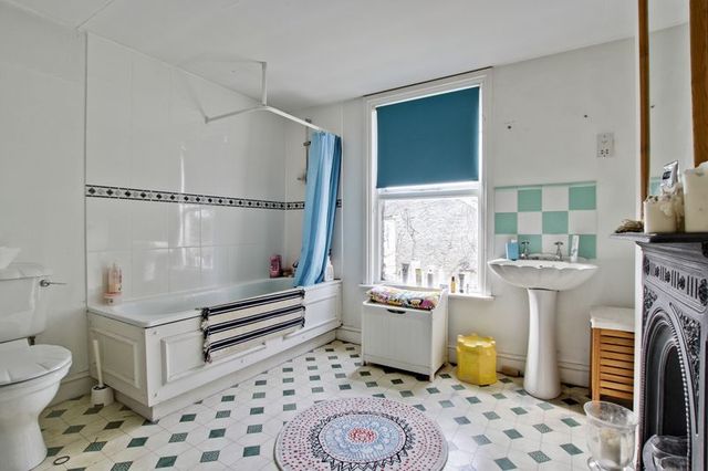  Image of 2 bedroom Flat to rent in Wellington Gardens London SE7 at Wellington Gardens  Charlton, SE7 7PH