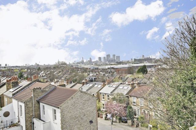  Image of 2 bedroom Flat to rent in Wellington Gardens London SE7 at Wellington Gardens  Charlton, SE7 7PH