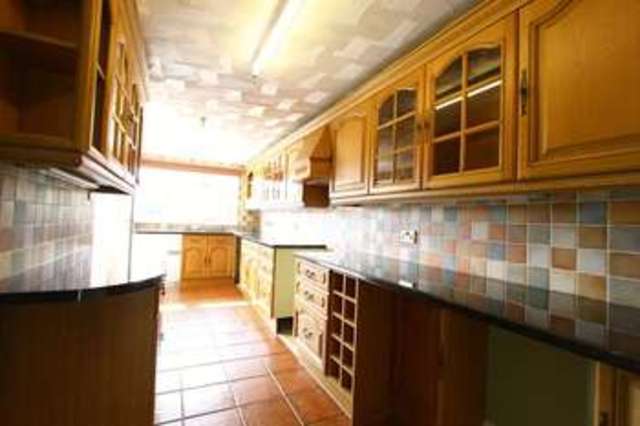  Image of 3 bedroom Terraced house for sale in Welwyn Park Road Hull HU6 at Welwyn Park Road  Hull, HU6 7EB