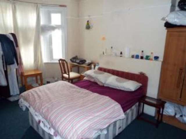  Image of 4 bedroom Terraced house for sale in Ramuz Drive Westcliff-on-Sea SS0 at Westcliff-on-Sea Essex Prittlewell, SS0 9JN