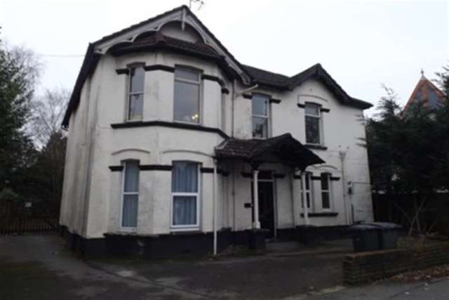  Image of 3 bedroom Flat to rent in Wimborne Road Winton Bournemouth BH3 at Bournemouth, BH3 7AD