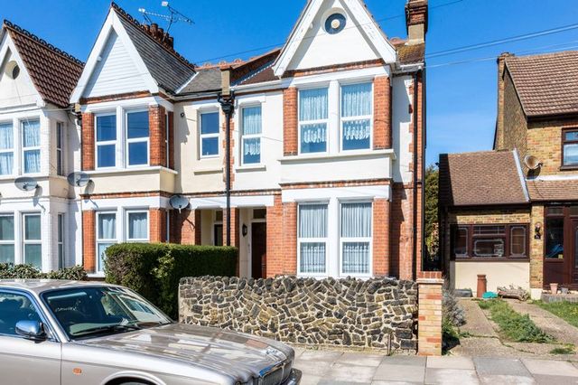  Image of 2 bedroom Flat for sale in Wimborne Road Southend-on-Sea SS2 at Wimborne Road  Southend-On-Sea, SS2 4JR