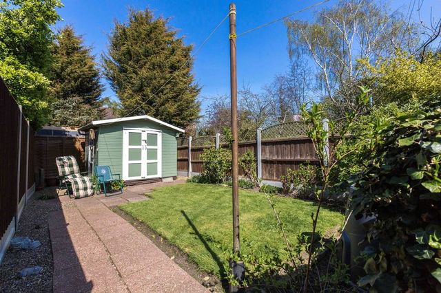  Image of 2 bedroom Flat for sale in Wimborne Road Southend-on-Sea SS2 at Wimborne Road  Southend-On-Sea, SS2 4JR