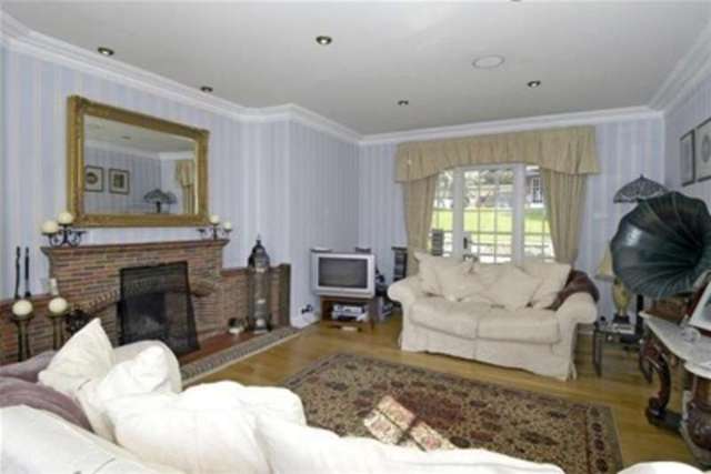  Image of 4 bedroom Detached house to rent in Winchester Close Esher KT10 at Esher, KT10 8QH