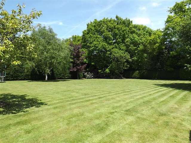  Image of 3 bedroom Detached house for sale in Winston Avenue Tadley RG26 at Winston Avenue  Tadley, RG26 3NS
