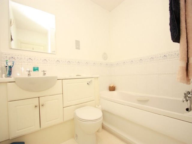  Image of 2 bedroom Flat to rent in Powderhall Road Edinburgh EH7 at Edinburgh  Edinburgh, EH7 4GB