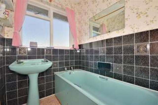  Image of 2 bedroom Bungalow for sale in Alverstone Road Apse Heath Sandown PO36 at Apse Heath Isle of Wight Sandown, PO36 0LF