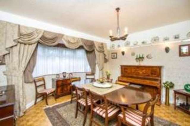  Image of 4 bedroom Detached house for sale in Blackthorn Lane Oadby Leicester LE2 at Oadby Leicester Oadby, LE2 4FA