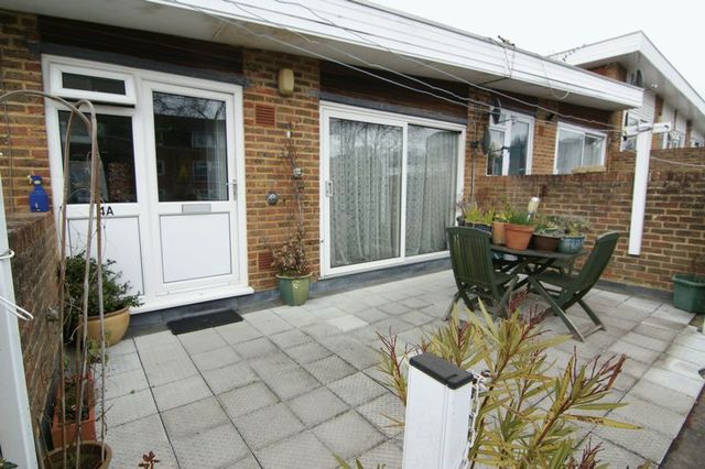  Image of 2 bedroom Flat for sale in The Parade Burden Way Guildford GU2 at Burden Way  Guildford, GU2 9PB