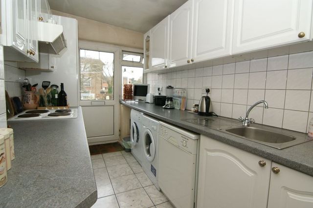  Image of 2 bedroom Flat for sale in The Parade Burden Way Guildford GU2 at Burden Way  Guildford, GU2 9PB