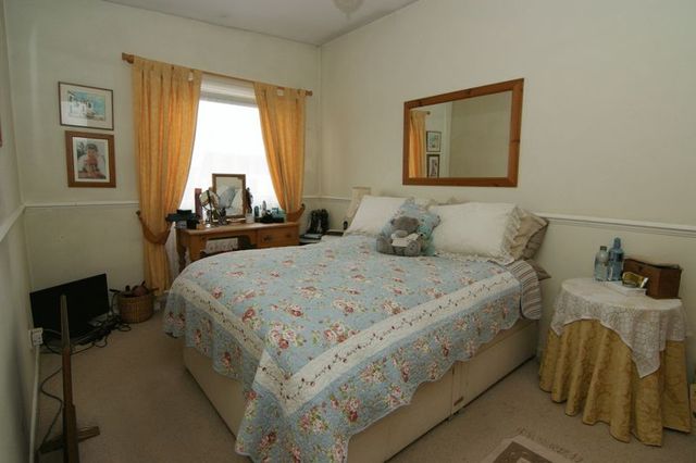  Image of 2 bedroom Flat for sale in The Parade Burden Way Guildford GU2 at Burden Way  Guildford, GU2 9PB
