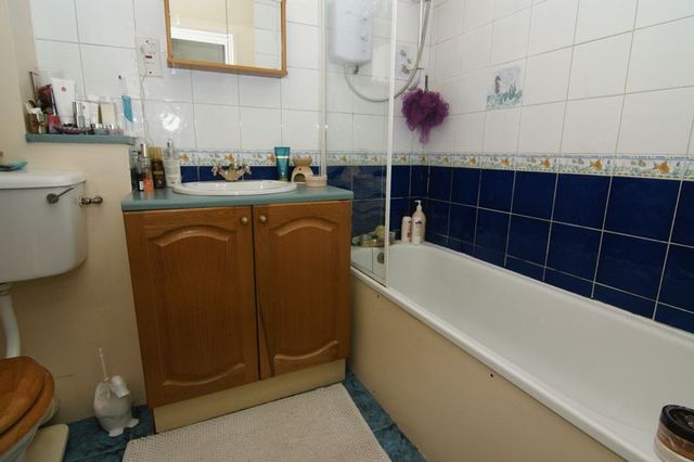  Image of 2 bedroom Flat for sale in The Parade Burden Way Guildford GU2 at Burden Way  Guildford, GU2 9PB